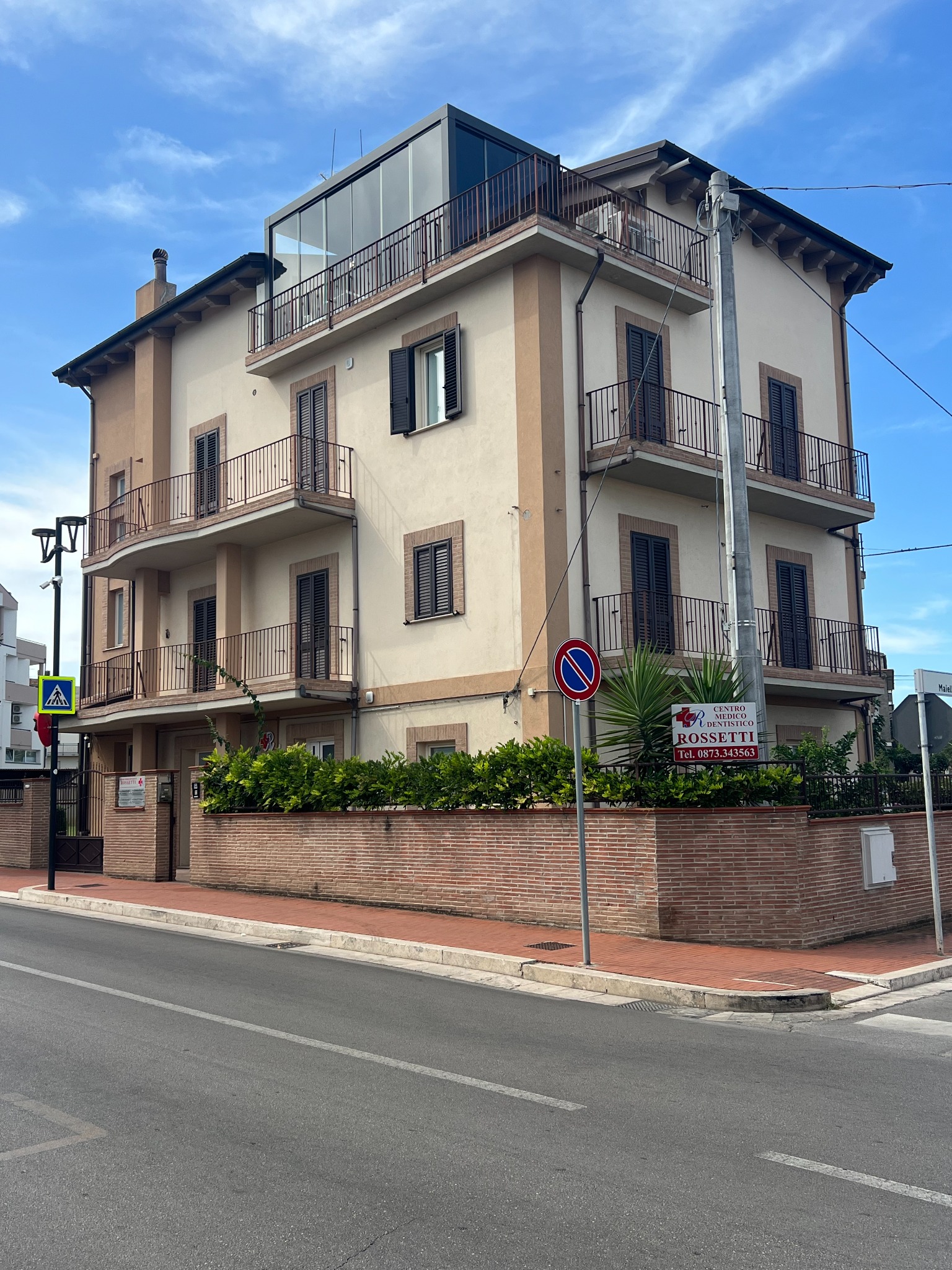 Edificio del Centro Medico Dentistico Rossetti visto da Corso Garibaldi